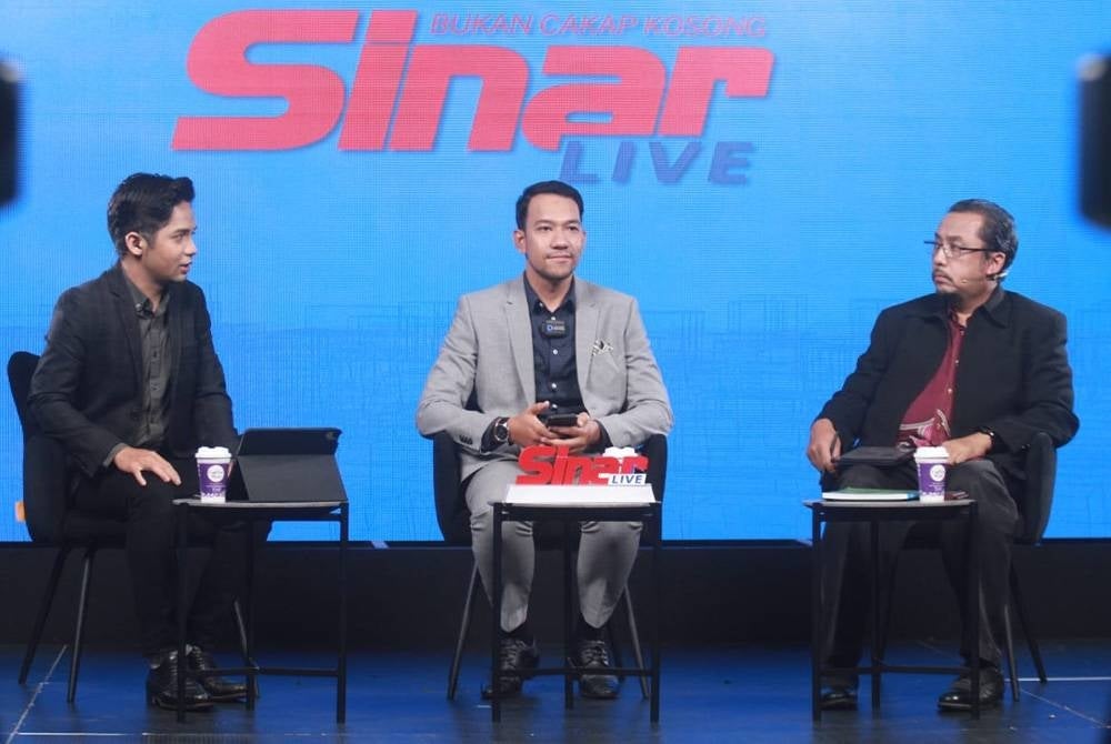 Mohd Muzammil (tengah) bersama Ariffin (kanan) ketika membicarakan tajuk Akhirnya Anwar PM Kerajaan Perpaduan dalam program Sinar Live yang Fahiz Ariff (kiri) selaku Hos yang berlangsung di Auditorium Karangkraf Seksyen 15. - Foto: Sinar Harian/Asril Aswandi Shukor