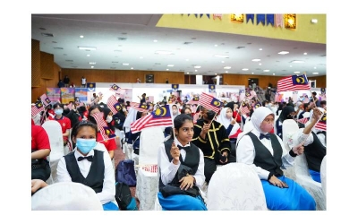 Sebilangan ahli Kelab Rukun Negara yang terdiri daripada pelajar sekolah menengah.