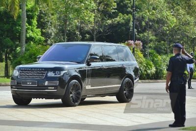 Kenderaan rasmi Pemangku Raja Pahang, Tengku Mahkota Tengku Hassanal Ibrahim Alam Shah Al -Sultan Abdullah Ri'ayatuddin Al Mustafa Billah Shah dilihat memasuki Istana Negara sekitar jam 10.20 minit pagi. - Foto Sinar Harian ROSLI TALIB