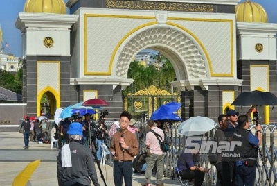 Pengamal media sudah mula berkumpul di pekarangan Pintu 1, Istana Negara bagi menunggu ketibaan Raja-Raja Melayu untuk menghadap Yang di-Pertuan Agong.