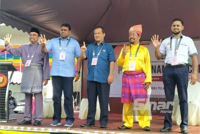 Dari kiri: Mohamad Sofee; Sivarraaj; Azman; Hamzah dan Sreanandha Rao ketika selesai proses penamaan calon Parlimen Padang Serai pada Khamis.