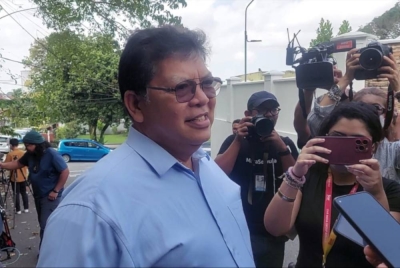 Johari ketika ditemui media pada Khamis di pekarangan Pejabat Pengerusi PH, Datuk Seri Anwar Ibrahim pada Khamis. 