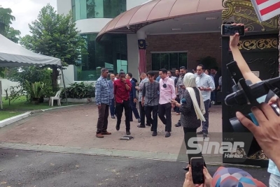 Beberapa ahli pimpinan Parti Keadilan Rakyat (PKR) dilihat mula bersorak gembira dan berpelukan di pekarangan pejabat Presidennya, Datuk Seri Anwar Ibrahim di Jalan Gasing pada Khamis.