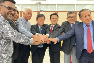 Kon Yeow (empat dari kiri) bersama beberapa Ahli Dewan Undangan Negeri (ADUN) dan Exco Kerajaan Negeri di Bangunan DUN Pulau Pinang.