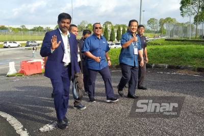 Muhammad Sanusi (dua dari kiri) mengiringi Azman (dua dari kanan) pada penamaan calon Parlimen Padang Serai di Kompleks Sukan Hi-Tech Kulim pada Khamis.
