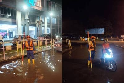 Anggota APM Kota Setar meninjau keadaan kawasan dinaiki air akibat kejadian air pasang di Kuala Kedah pada pagi Khamis. - Foto: APM