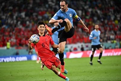 Antara aksi perlawanan Korea Selatan menentang Uruguay di Education City Stadium. - Foto AFP