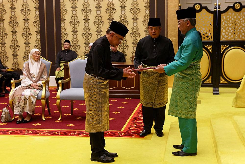 Al-Sultan Abdullah a eu le plaisir de présenter la lettre de nomination et de prêter serment d'office et de loyauté ainsi que le serment de secret à Anwar lors de la cérémonie de consécration en tant que 10e Premier ministre à Istana Negara.  - Photo nommée