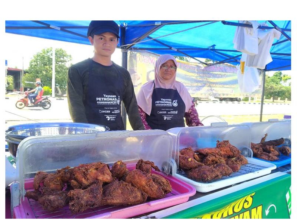 Nur Zaffan shows the Crying Chicken Pandan Rice sold at his stall in Baling, Kedah.