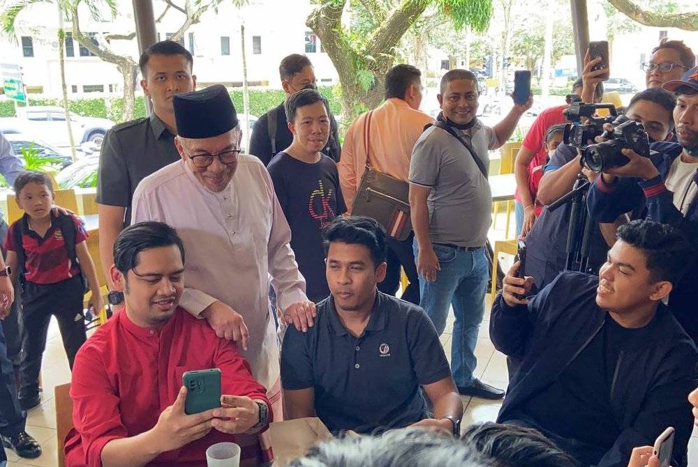 Anwar bermesra dengan pengunjung Medan Selera Presint 8 dan menikmati makan tengah hari sebelum menuju ke Masjid Putra untuk menunaikan solat Jumaat.