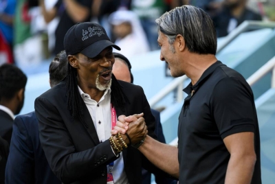 Song (kiri) berjabat tangan dengan pengendali Switzerland, Murat Yakin selepas tamat perlawanan. - Foto EPA