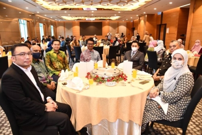 Johary (tiga dari kanan) pada Majlis Pelancaran OACP MBSJ di Sunway Resort, Bandar Sunway pada Khamis.