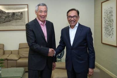 Hsien Loong (kiri) memberitahu kali terakhir beliau bertemu Anwar di Singapura pada 2018. - Foto FB Lee Hsien Loong