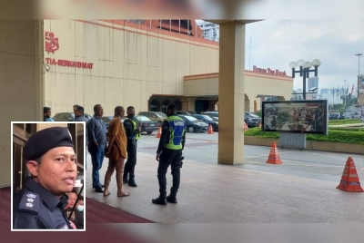 Suasana kelihatan tenang di lobi Menara Dato' Onn, Pusat Dagangan Dunia (WTC) pada Jumaat. (Gambar kecil: Noor Dellhan)