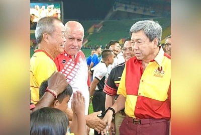 Sultan Sharafuddin (kanan) menasihati penyokong Selangor menjaga adab dan tingkah laku ketika menyaksikan perlawanan akhir Piala Malaysia, Selangor FC menentang JDT di Stadium Bukit Jalil pada Sabtu. - Foto Facebook Selangor Royal Office