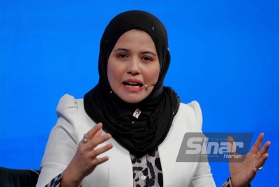 Sharifah ketika menjadi panelis pada program Sinar Live bertajuk Anwar PM10: Harapan Baharu Rakyat Malaysia yang berlangsung di Auditorium Karangkraf Seksyen 15 pada Jumaat.