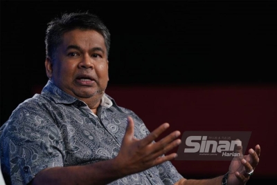 Rais ketika menjadi panelis dalam program Sinar Live bertajuk Anwar PM10: Harapan Baharu Rakyat Malaysia yang berlangsung di Auditorium Karangkraf Seksyen 15, pada Jumaat.