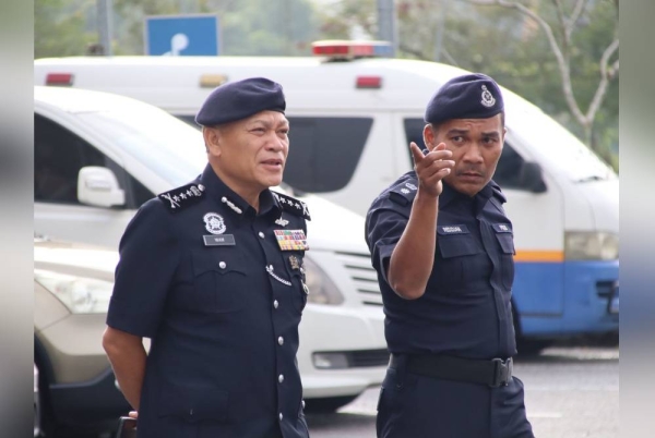 Wan Hassan (kiri) dan Ketua Polis Daerah Kulim, Superintendan Mohd Redzuan Salleh (kanan) meninjau anggota bertugas sempena PRU15 Parlimen Padang Serai pada Jumaat.