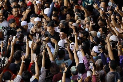 Anwar beramah mesra bersama jemaah selepas menunaikan solat Jumaat bersama hampir 3,000 jemaah di Masjid Putra. - Foto Bernama