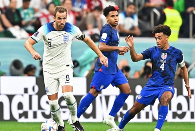 Kane (kiri) ketika diasak pemain AS semasa perlawanan Kumpulan B Piala Dunia Qatar 2022 di Stadium Al Bayt, Al Khor. - Foto EPA