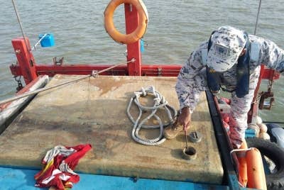 Anggota Maritim Malaysia melakukan pemeriksaan ke atas sebuah bot yang dipercayai melakukan pengubahsuaian tangki minyak bot secara tidak sah di kedudukan 1.5 batu nautika barat daya Kuala Kedah kira-kira jam 5.30 petang, pada Jumaat.
