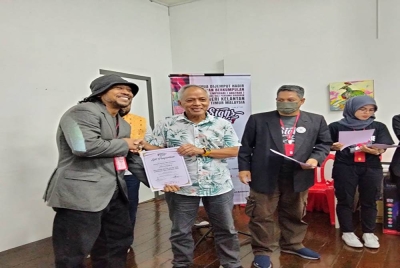 Muhamad Nasir (dua dari kiri) menyampaikan sijil penyertaan kepada Ahmad Fathil. - pakai pix ni saja