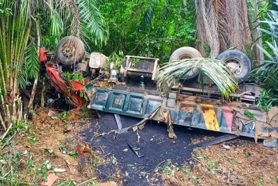 Kemalangan yang meragut nyawa pemandu lori dalam kemalangan terbabit. Foto ihsan PDRM