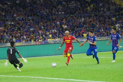 Selangor JDT sama kuat pada babak pertama. -Foto Sinar Harian Rafeq Redzuan