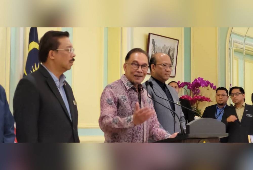 Anwar pada sidang akhbar selepas mempengerusikan Mesyuarat Khas Majlis Tindakan Sara Hidup Negara Tahun 2022 di Pejabat Perdana Menteri, Putrajaya pada Ahad.