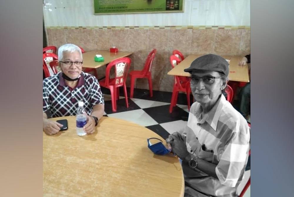 Allahyarham Wan Daud (kanan) bersama Penasihat Kumpulan Karangkraf, Datuk Hussamuddin Yaacub.
