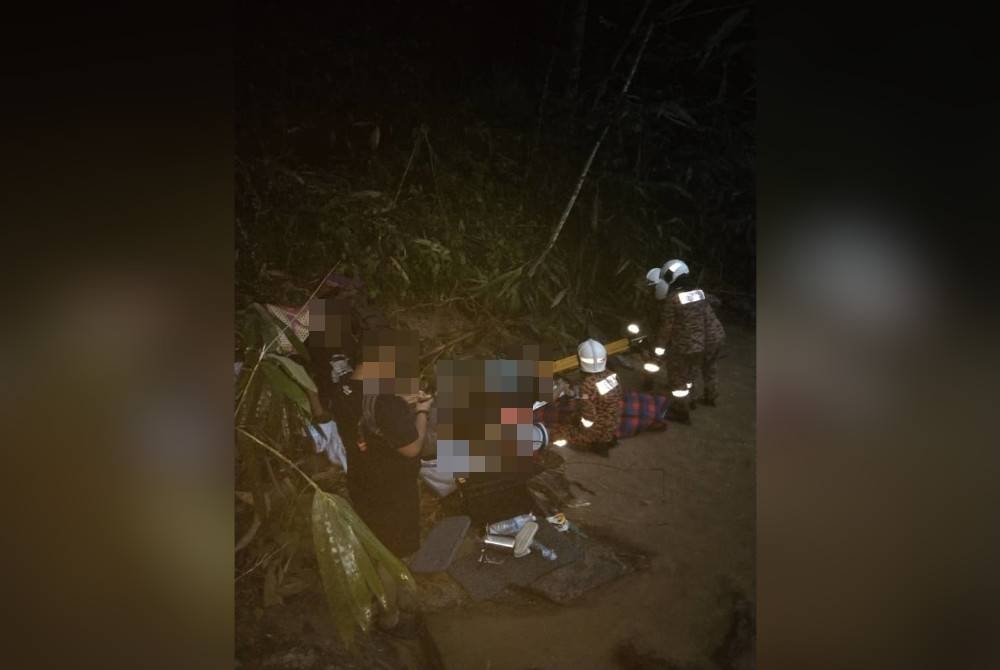 Pasukan bomba memberi rawatan awal kepada mangsa sebelum dibawa ke Hospital Sungai Siput. - Foto ihsan JBPM
