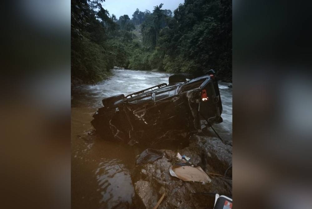 Keadaan kenderaan mangsa yang rosak selepas terjatuh ke gaung sedalam 30 meter di Pos Kuala Mu, Sungai Siput. - Foto ihsan JBPM