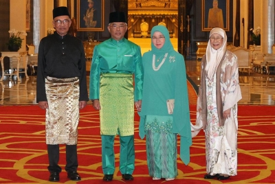 Yang di-Pertuan Agong, Al-Sultan Abdullah Ri'ayatuddin Al-Mustafa Billah Shah (dua dari kiri) dan Raja Permaisuri Agong, Tunku Azizah Aminah Maimunah Iskandariah (dua dari kanan) berkenan bergambar bersama Anwar dan isterinya, Datuk Seri Dr Wan Azizah Wan Ismail di Istana Negara pada Khamis.