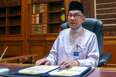 Anwar memulakan tugas secara rasmi di Perdana Putra pada Jumaat.