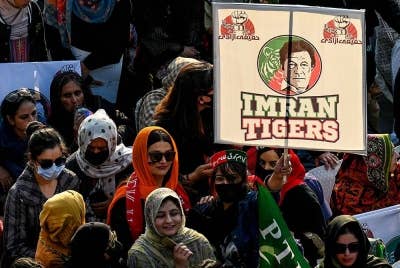 Penyokong Imran berkumpul di Rawalpindi bagi menggesa pilihan raya segera diadakan di negara tersebut. - Foto AFP