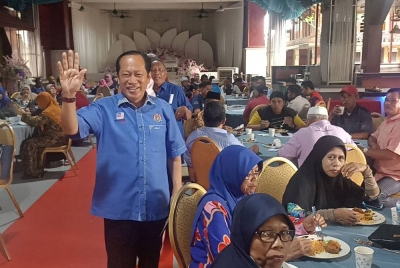 Ahmad ketika sesi penerangan dan dialog bersama akar umbi di Benut Pontian pada Ahad.