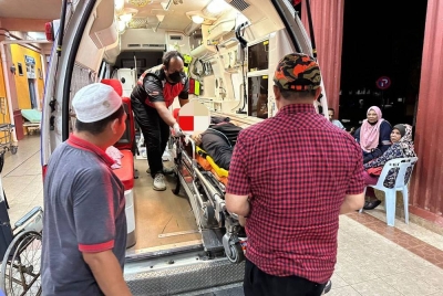 Seorang remaja yang cedera akibat kemalangan di persimpangan jalan Kampung Gajah Puteh dibawa ke Hospital Sik untuk menerima rawatan pada Sabtu. - Foto Bridget Sukarelawan Yayasan Jariah Malaysia