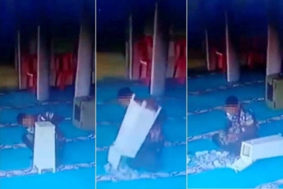 Tangkap layar daripada rakaman kamera litar tertutup (CCTV) memaparkan seorang lelaki sedang mencuri wang dari tabung masjid Pekan Sanglang, Ayer Baloi, Pontian pada Ahad lalu.