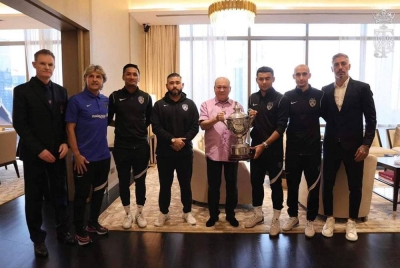Sultan Ibrahim menerima menghadap pasukan bola sepak JDT yang mempersembahkan trofi Piala Malaysia 2022. - Foto Facebook Sultan Ibrahim Sultan Iskandar