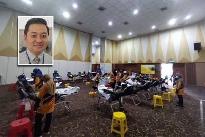 Sebahagian penderma yang hadir ketika program derma darah diadakan di Kuala Nerus. Gambar kecil: Dr Mohd Muhaimin