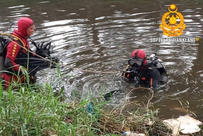 Anggota PPDA menjalankan operasi mencari di dasar sungai. - Foto ihsan JBPM Selangor