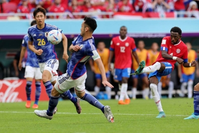 Keysher Fuller menjaringkan gol untuk pasukannya pada perlawanan Kumpulan E Piala Dunia Qatar 2022 antara Jepun dan Costa Rica di Stadium Ahmad Bin Ali. - Foto AFP