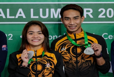Nurdhabitah (kiri) dan Muhammad Syafiq (kanan) bersama pingat emas yang dimenangi dalam acara 3m papan anjal seirama campuran pada FINA Diving Grand Prix Kuala Lumpur 2022. - Foto Bernama