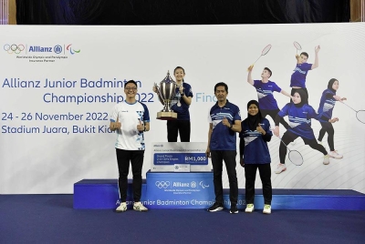 Dari kiri, Sean Wang bersama juara Perseorangan dan Beregu Perempuan B15 Teh Xin Ying dari SMK Seri Bintang Selatan, Kuala Lumpur bersama Timbalan Pengarah Sukan, Kokurikulum dan Kesenian, Kementerian Pendidikan, Ithnin Mahadi dan negara pemain Siti Nurshuhaini Azman.