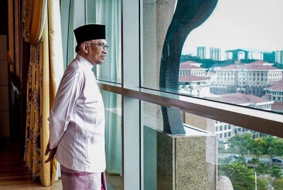 Anwar pada Ahad memaklumkan bahawa beliau telah menolak untuk menggunakan Mercedes S600 yang telah dibeli dan diperoleh Jabatan Perdana Menteri. - Foto Facebook Anwar Ibrahim