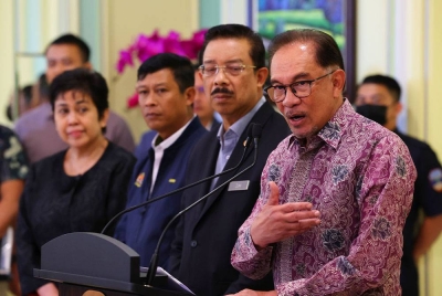 Perdana Menteri Datuk Seri Anwar Ibrahim (kanan) ketika sidang media selepas mempengerusikan Mesyuarat Khas Majlis Tindakan Sara Hidup Negara di Bangunan Perdana Putra pada Ahad. - Foto Bernama.