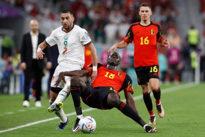 Ziyech (kiri) cuba melepasi kawalan pemain Belgium, Amadou Onana pada aksi Kumpulan F Piala Dunia Stadium Al Thumama pada Ahad. - Foto EPA