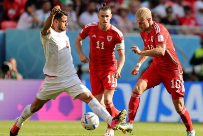 Bale (tengah) dan Ramsey (kanan) taruhan Wales bagi menutup mulut pengkritik apabila berdepan England dalam perlawanan terakhir Kumpulan B Piala Dunia Qatar 2022 di Stadium Ahmed bin Ali, awal pagi Rabu. - Foto AFP