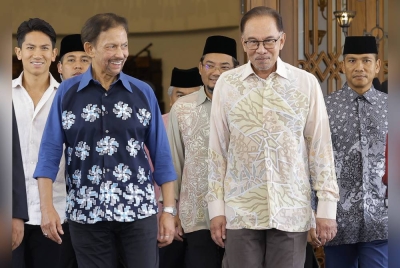 Sultan Hassanal Bolkiah berangkat pulang sambil diiringi Perdana Menteri, Datuk Seri Anwar Ibrahim di Seri Perdana dalam lawatan khas baginda ke Malaysia pada Isnin. - Foto Bernama