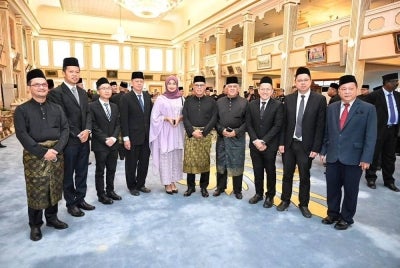 Young Syefura dan barisan ADUN PH bersama Wan Rosdy (lima dari kanan) serta Speaker DUN Pahang, Datuk Seri Ishak Muhamad selepas Majlis Pengurniaan Surat Cara Perlantikan dan Mengangkat Sumpah Jawatan Menteri Besar Pahang di Istana Abu Bakar, Pekan pada Isnin.